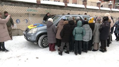 Ліцеїсти передали прикордонникам на фронт автомобіль за кошти, які зібрали із ярмарків Ліцеїсти передали прикордонникам на фронт автомобіль за кошти, які зібрали із ярмарків