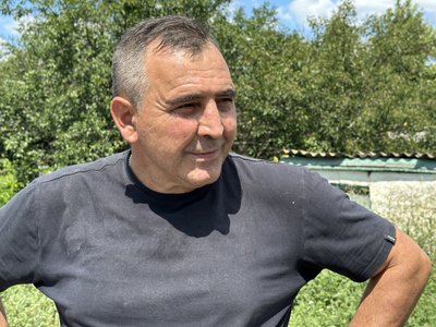 “Якось уже звикли до тих дронів”. Як у Дмитрівці за 20 кілометрів від фронту збирають урожай