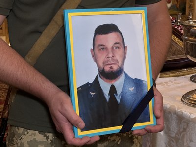 На Полтавщині прощаються зі старшим лейтенантом медичної служби Валерієм Бурлаєнком На Полтавщині прощаються зі старшим лейтенантом медичної служби Валерієм Бурлаєнком