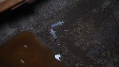 "Все в туалетному папері та блювоті": в якому стані мобільне укриття в центрі Дніпра "Все в туалетному папері та блювоті": в якому стані мобільне укриття в центрі Дніпра