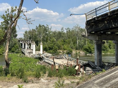 люди деокупація життя без електропостачання зруйнований міст через річку Сіверський Донець Богородичне Донецька область травень 2024 рік люди деокупація життя без електропостачання зруйнований міст через річку Сіверський Донець Богородичне Донецька область травень 2024 рік