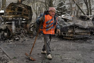 Працівниця комунальної служби прибирає скло й уламки після нічного обстрілу у Дніпрі 9 квітня 2025 року Працівниця комунальної служби прибирає скло й уламки після нічного обстрілу у Дніпрі 9 квітня 2025 року