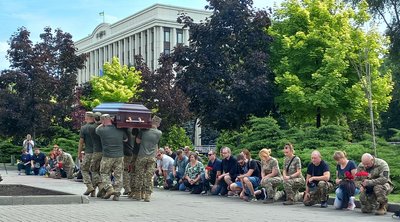 "Завжди робив так, аби бути першим". У Дніпрі попрощалися з загиблим на війні Денисом Капітуровим "Завжди робив так, аби бути першим". У Дніпрі попрощалися з загиблим на війні Денисом Капітуровим