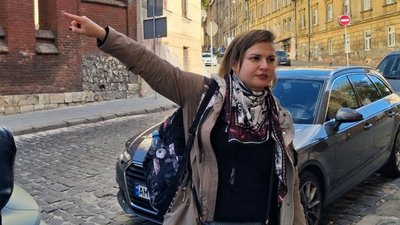 «Ниточка, яка поєднує з малою батьківщиною»: як переселенка з Луганська стала гідесою у Львові «Ниточка, яка поєднує з малою батьківщиною»: як переселенка з Луганська стала гідесою у Львові