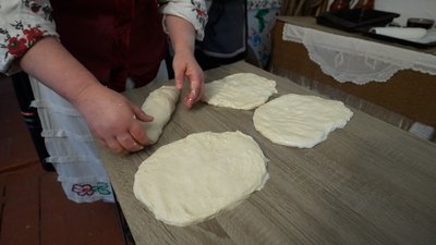 Жителька Житомирщини випікає хліб за сімейним рецептом Жителька Житомирщини випікає хліб за сімейним рецептом