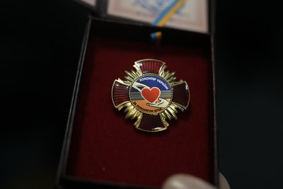 "Не стоїмо на місці – працюємо і працюємо": в Сумах нагородили волонтерку-довгожительку "Не стоїмо на місці – працюємо і працюємо": в Сумах нагородили волонтерку-довгожительку