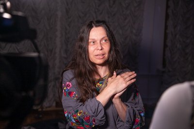 "Нам треба достукатися до міжнародної аудиторії". У Дніпрі відкрили мистецьку виставку "Зліпок часу" "Нам треба достукатися до міжнародної аудиторії". У Дніпрі відкрили мистецьку виставку "Зліпок часу"