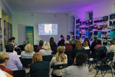 Книга про парамедиків Донеччини, "Мандрівний Старобільськ" у столиці та апокаліпсис на полотні: культурна добірка