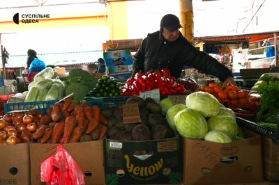 "Витрачаєш гроші, а в пакеті майже нічого нема": ціни на продукти на одеському Привозі "Витрачаєш гроші, а в пакеті майже нічого нема": ціни на продукти на одеському Привозі