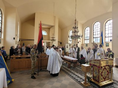 На Закарпатті попрощалися із загиблим захисником Іваном Трусовим На Закарпатті попрощалися із загиблим захисником Іваном Трусовим