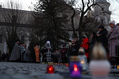У Луцьку запалили "свічки пам'яті" та молилися за жертв Голодомору У Луцьку запалили "свічки пам'яті" та молилися за жертв Голодомору