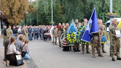 На Чернігівщині попрощалися з двома бійцями: Сергієм Гнітієм та Дмитром Шатаном, які загинули на фронті На Чернігівщині попрощалися з двома бійцями: Сергієм Гнітієм та Дмитром Шатаном, які загинули на фронті