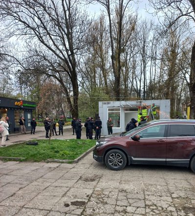 У Львові на вулиці Коновальця демонтували незаконний МАФ У Львові на вулиці Коновальця демонтували незаконний МАФ