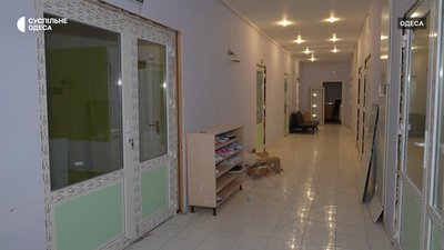 Замінили вікна, двері та ремонтують палати: як відновлюють пошкоджений пологовий будинок №5 в Одесі Замінили вікна, двері та ремонтують палати: як відновлюють пошкоджений пологовий будинок №5 в Одесі