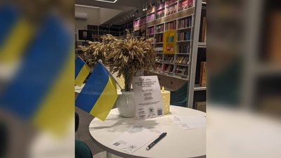 Акція "Стіл пам'яті" у одній із книгарень у Чернівцях Акція "Стіл пам'яті" у одній із книгарень у Чернівцях