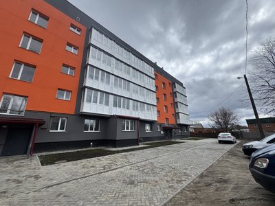 "Я тут олігарх — один на 60 квартир живу": історії мешканців розстріляної п’ятиповерхівки в Тростянці