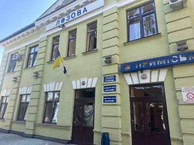 Пошкоджена будівля вокзалу у Лозовій Пошкоджена будівля вокзалу у Лозовій