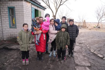 "Я не можу їх віддати". Дніпрянка виховує п'ятьох дітей загиблого на війні брата