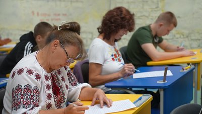 У Херсонському районі учні, вчителі та батьки разом писали радіодиктант національної єдності У Херсонському районі учні, вчителі та батьки разом писали радіодиктант національної єдності
