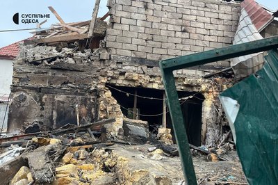Вигорілі автівки та пошкоджені будинки: фото наслідків третьої поспіль російської атаки БпЛА по Одесі та передмістю
