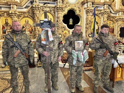 У Полтаві попрощалися із військовими Павлом Романцем та Віталієм Хорошуном, які загинули, захищаючи Україну У Полтаві попрощалися із військовими Павлом Романцем та Віталієм Хорошуном, які загинули, захищаючи Україну