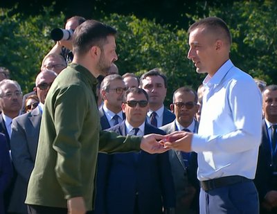 Зеленський нагородив комунальника із Лисичанська до Дня Української Державності Зеленський нагородив комунальника із Лисичанська до Дня Української Державності