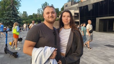 Місцеві жителі Станіслав та Вікторія на *8 причалі під час концерту Місцеві жителі Станіслав та Вікторія на *8 причалі під час концерту