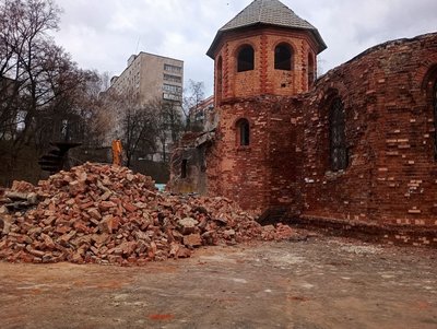 У дитячому парку в Сумах демонтують аварійний замок