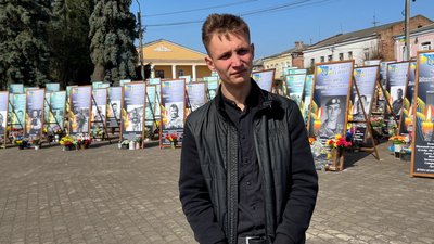 "Був сиротою, мріяв про свою сім’ю": на Рівненщині попрощалися з 20-річним солдатом Валентином Лукіним "Був сиротою, мріяв про свою сім’ю": на Рівненщині попрощалися з 20-річним солдатом Валентином Лукіним