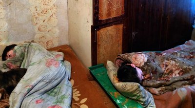 Діти сплять на підлозі без належних умов та догляду