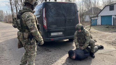 Поліція Чернігівщини затримала двох чоловіків, яких підозрюють у розповсюдженні наркотиків Поліція Чернігівщини затримала двох чоловіків, яких підозрюють у розповсюдженні наркотиків