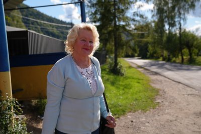 Жителька села Зелена Дарія Савчук, Івано-Франківщина, дорога Жителька села Зелена Дарія Савчук, Івано-Франківщина, дорога