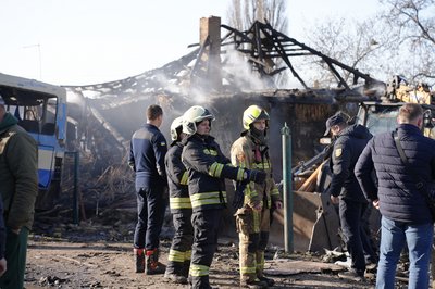 "Їх витягували через вікно": фоторепортаж з місця атаки безпілотників на приватні будинки у Черкаси