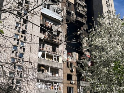 Фоторепортаж з місця удару РФ по Дніпру Фоторепортаж з місця удару РФ по Дніпру