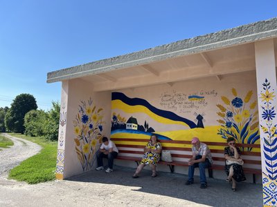 Вихованці художніх студій розмалювали автобусні зупинки у Роменській громаді Вихованці художніх студій розмалювали автобусні зупинки у Роменській громаді