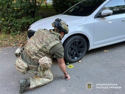 У Мукачеві жінка знайшла під своїм автомобілем тренувальну гранату У Мукачеві жінка знайшла під своїм автомобілем тренувальну гранату