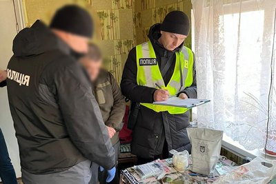 Прибуток щомісяця у майже 600 тис грн: на Житомирщині затримали підозрюваних в організації наркобізнесу Прибуток щомісяця у майже 600 тис грн: на Житомирщині затримали підозрюваних в організації наркобізнесу