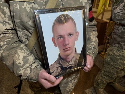 У Полтаві попрощалися із двома військовими, які полягли на війні з РФ У Полтаві попрощалися із двома військовими, які полягли на війні з РФ