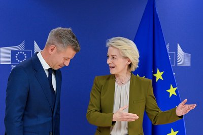 Прем'єр-міністр Угорщини Петер Мадяр та президентка Європейської комісії Урсула фон дер Ляєн напередодні зустрічі у штаб-квартирі ЄС у Брюсселі, 29 квітня 2026 року Прем'єр-міністр Угорщини Петер Мадяр та президентка Європейської комісії Урсула фон дер Ляєн напередодні зустрічі у штаб-квартирі ЄС у Брюсселі, 29 квітня 2026 року