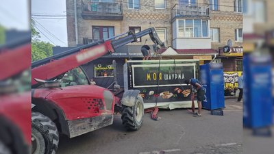 "Людей просто залишають без роботи": у Рівному демонтовують торгові ряди на вулиці Шевченка