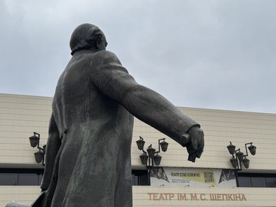 У Сумах невідомі вкрали частину скульптури Михайлу Щепкіну — тростину У Сумах невідомі вкрали частину скульптури Михайлу Щепкіну — тростину