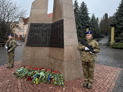 В Ужгороді вшанували пам'ять полеглих військовослужбовців В Ужгороді вшанували пам'ять полеглих військовослужбовців
