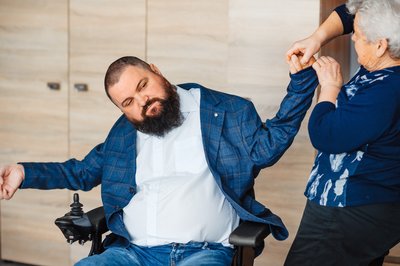 людина з інвалідністю, догляд, допомога, паралізована людина людина з інвалідністю, догляд, допомога, паралізована людина