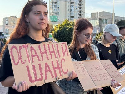 У Хмельницькому відбулась чергова акція проти обмеження повноважень НАБУ та САП У Хмельницькому відбулась чергова акція проти обмеження повноважень НАБУ та САП