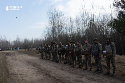 Група десантників під час шикування. Вони очікують на виліт для відпрацювання стрибків з парашутом Група десантників під час шикування. Вони очікують на виліт для відпрацювання стрибків з парашутом