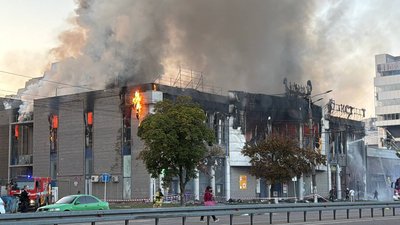 Росія атакувала ТЦ на Перемозі у Дніпрі: зайнялася пожежа, є поранені. Репортаж з місця обстрілу Росія атакувала ТЦ на Перемозі у Дніпрі: зайнялася пожежа, є поранені. Репортаж з місця обстрілу