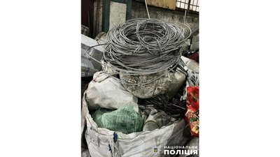 Правоохоронці затримали трьох жителів Чернігова, яких підозрюють у торгівлі зброєю, боєприпасами та вибухівкою Правоохоронці затримали трьох жителів Чернігова, яких підозрюють у торгівлі зброєю, боєприпасами та вибухівкою