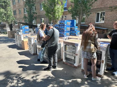 Люди обліковують побутові техніку від благодійників Люди обліковують побутові техніку від благодійників