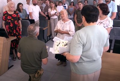 Сказала владі своє "ні": чому мати загиблого бійця з Волині відмовилася від його нагороди Сказала владі своє "ні": чому мати загиблого бійця з Волині відмовилася від його нагороди