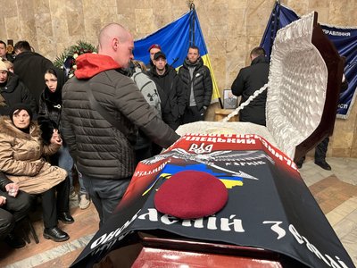 У Харкові попрощалися з поліцейським Денисом Котлярем У Харкові попрощалися з поліцейським Денисом Котлярем